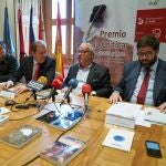 El alcalde de Ávila, Jesús Manuel Sánchez Cabrera junto con el director del Instituto Castellano y Leonés de la Lengua, Gonzalo Santonja, y el escritor y periodista Jesús Fonseca, entre otros, durante el fallo del "XVIII Premio de la Crítica de Castilla y León", en Ávila
