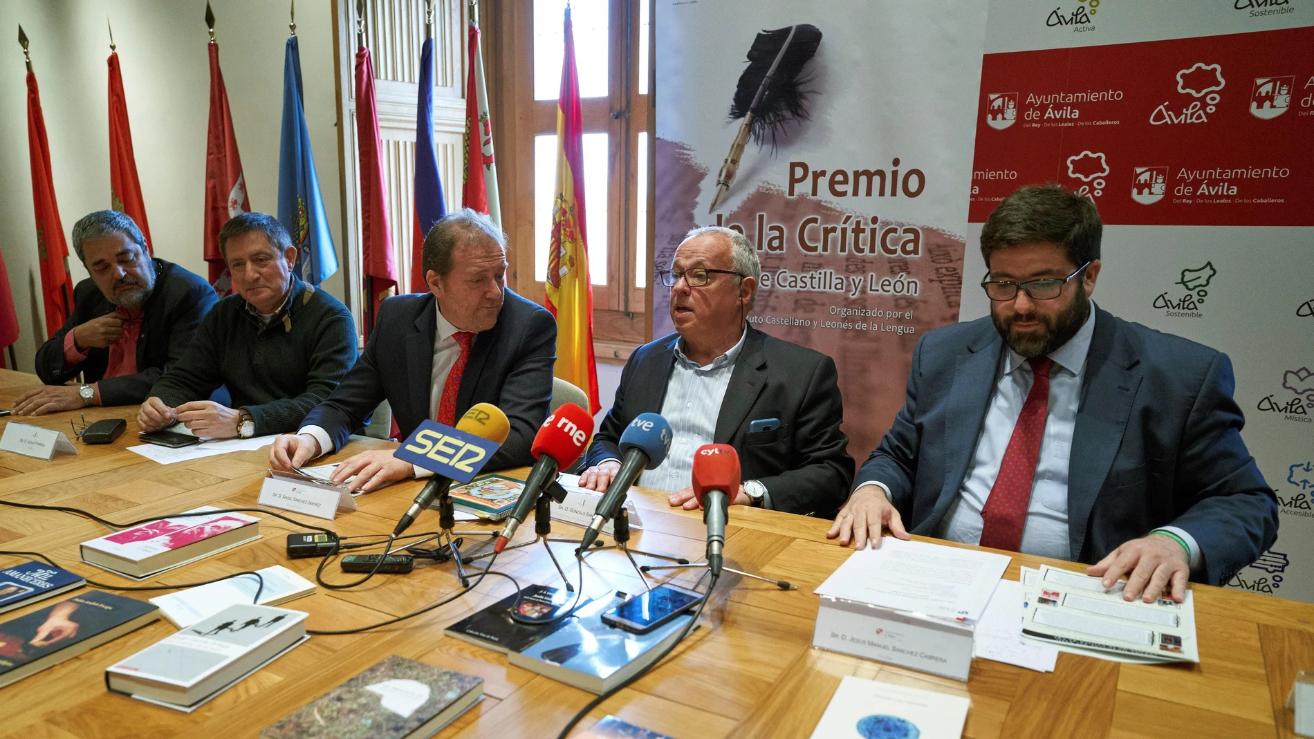 El alcalde de Ávila, Jesús Manuel Sánchez Cabrera junto con el director del Instituto Castellano y Leonés de la Lengua, Gonzalo Santonja, y el escritor y periodista Jesús Fonseca, entre otros, durante el fallo del "XVIII Premio de la Crítica de Castilla y León", en Ávila