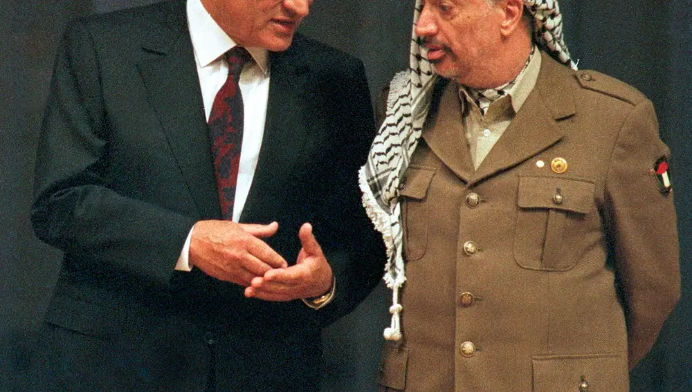 Hosni Mubarak charla con el exlíder palestino Yasser Arafat en El Cairo en 1994