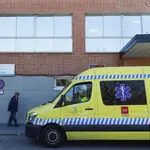 Una ambulancia aparcada en la entrada del Hospital Carlos III de Madrid, donde se ha trasladado a los dos infectados. (AP Photo/Manu Fernández)