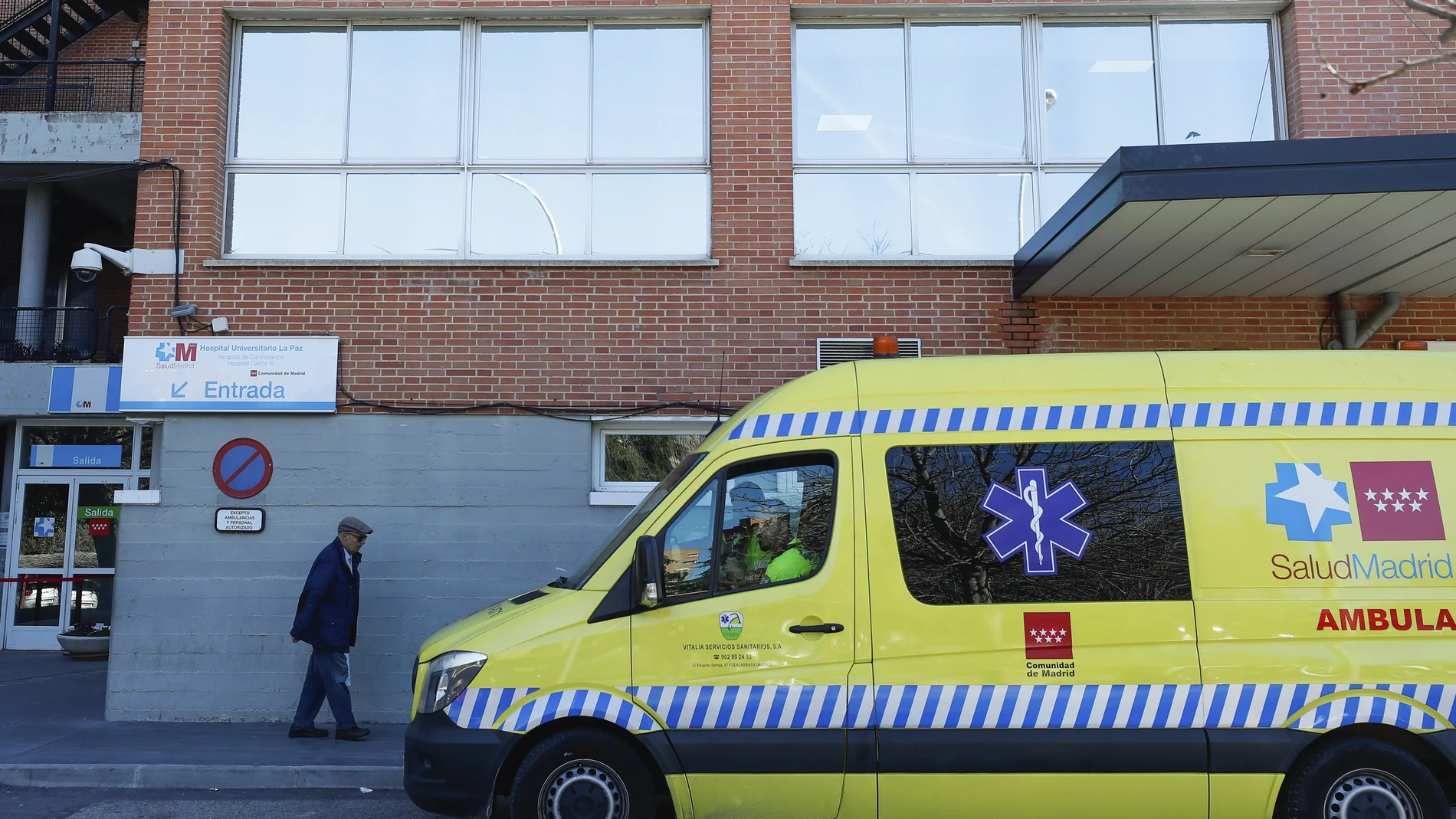 Una ambulancia aparcada en la entrada del Hospital Carlos III de Madrid, donde se ha trasladado a los dos infectados. (AP Photo/Manu Fernández)