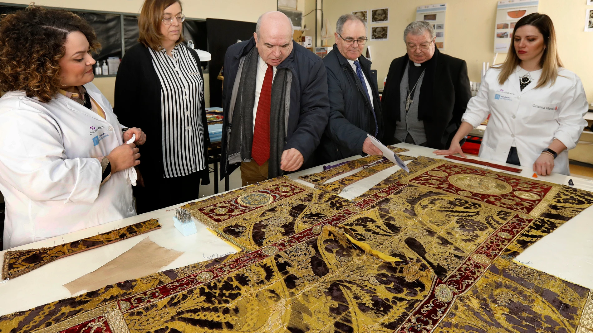 La presidenta de la Diputación de Palencia, Ángeles Armisén (2I), junto al Obispo de Palencia, Manuel Herrero (2D), entre otros, visitan el trabajo realizado en el VI taller de restauración de obras de arte en el que colaboran ambas partes