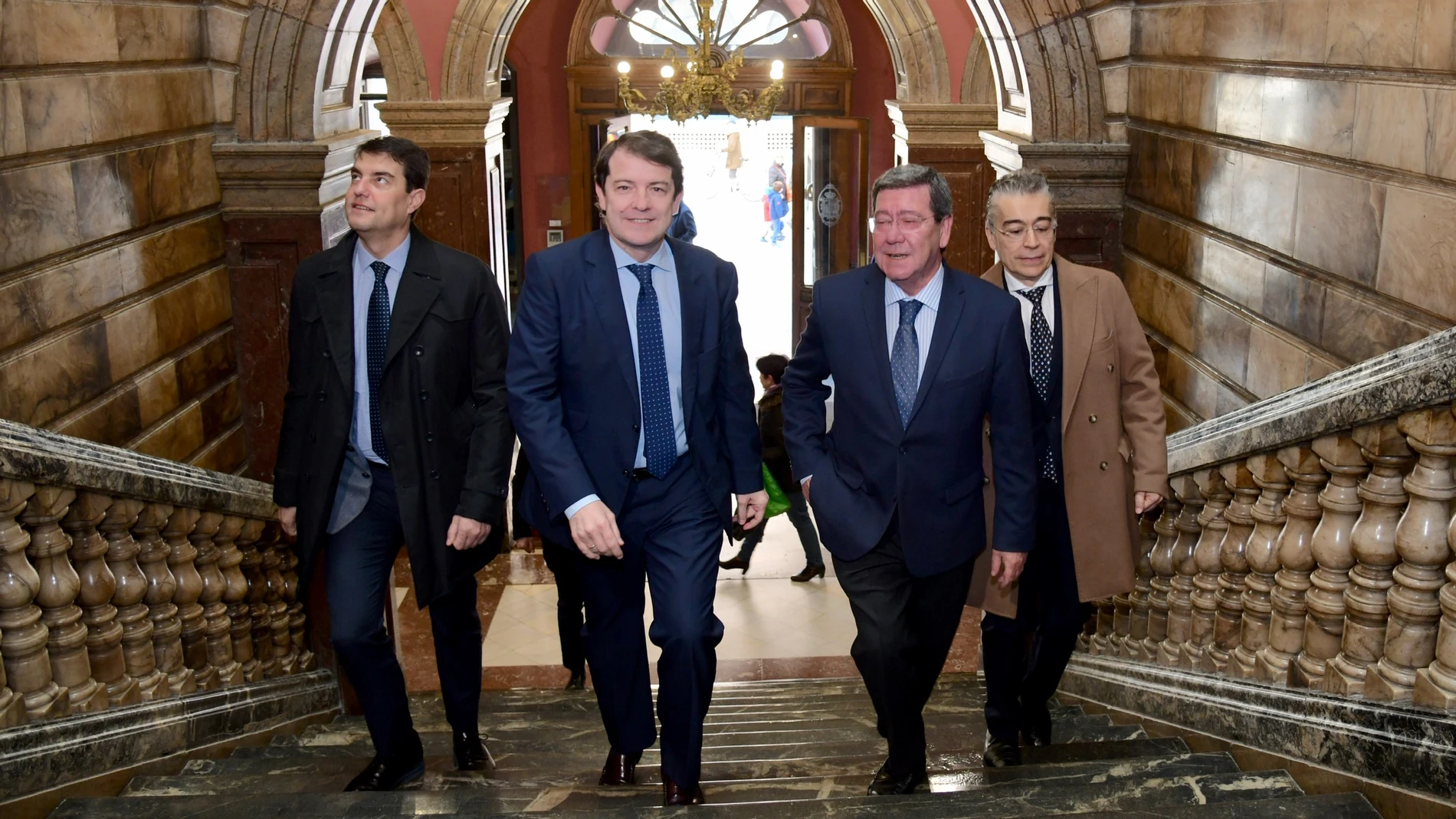 El presidente de la Junta, Alfonso Fernández Mañueco, junto al presidente de la Diputación de Burgos, César Rico, acompañados por el consejero de Presidencia, Ángel Ibáñez, y el delegado de la Junta en Burgos, Roberto Saiz