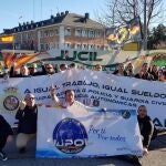 GRAF7222. MADRID, 26/02/2020.- Fotografía facilitada por la JUSAPOL de la concentración que han mantenido las asociaciones policiales JUSAPOL, JUCIL Y JUPOL, este miércoles a las puertas del Palacio de la Moncloa, en Madrid, para pedir la equiparación salarial de la Policía y Guardia Civil con los cuerpos de policía autonómicos. EFE/ JUSAPOL -SOLO USO EDITORIAL/ NO VENTAS/ NO ARCHIVO-