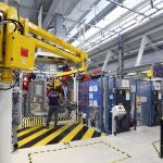 Un trabajador en la planta de Iveco en Valladolid
