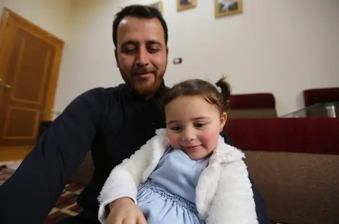 Huye a Turquía la niña a la que su padre hacía reír en la guerra