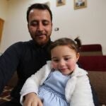 Abdulá Abu Salwa grabó un vídeo jugando con su hija de tres años que se ha hecho viral/EFE