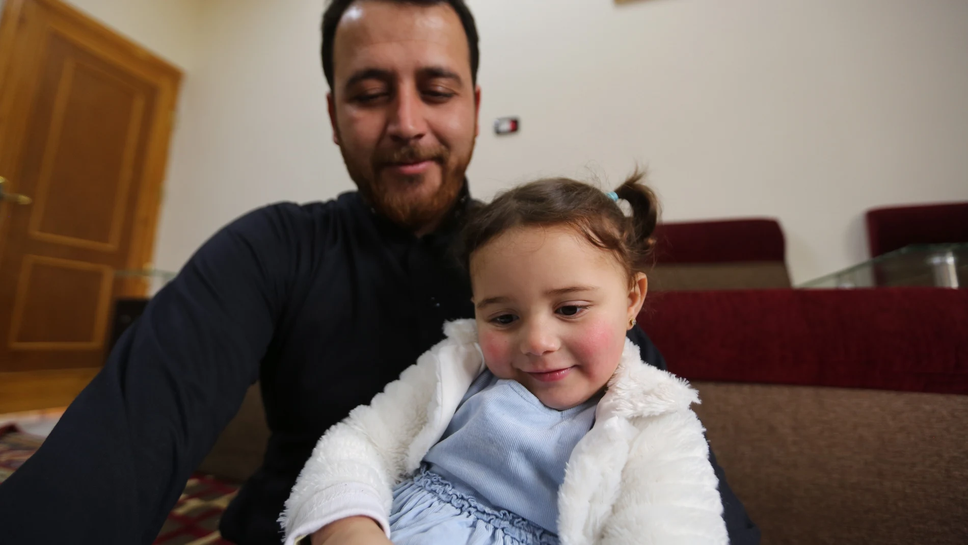 Abdulá Abu Salwa grabó un vídeo jugando con su hija de tres años que se ha hecho viral/EFE