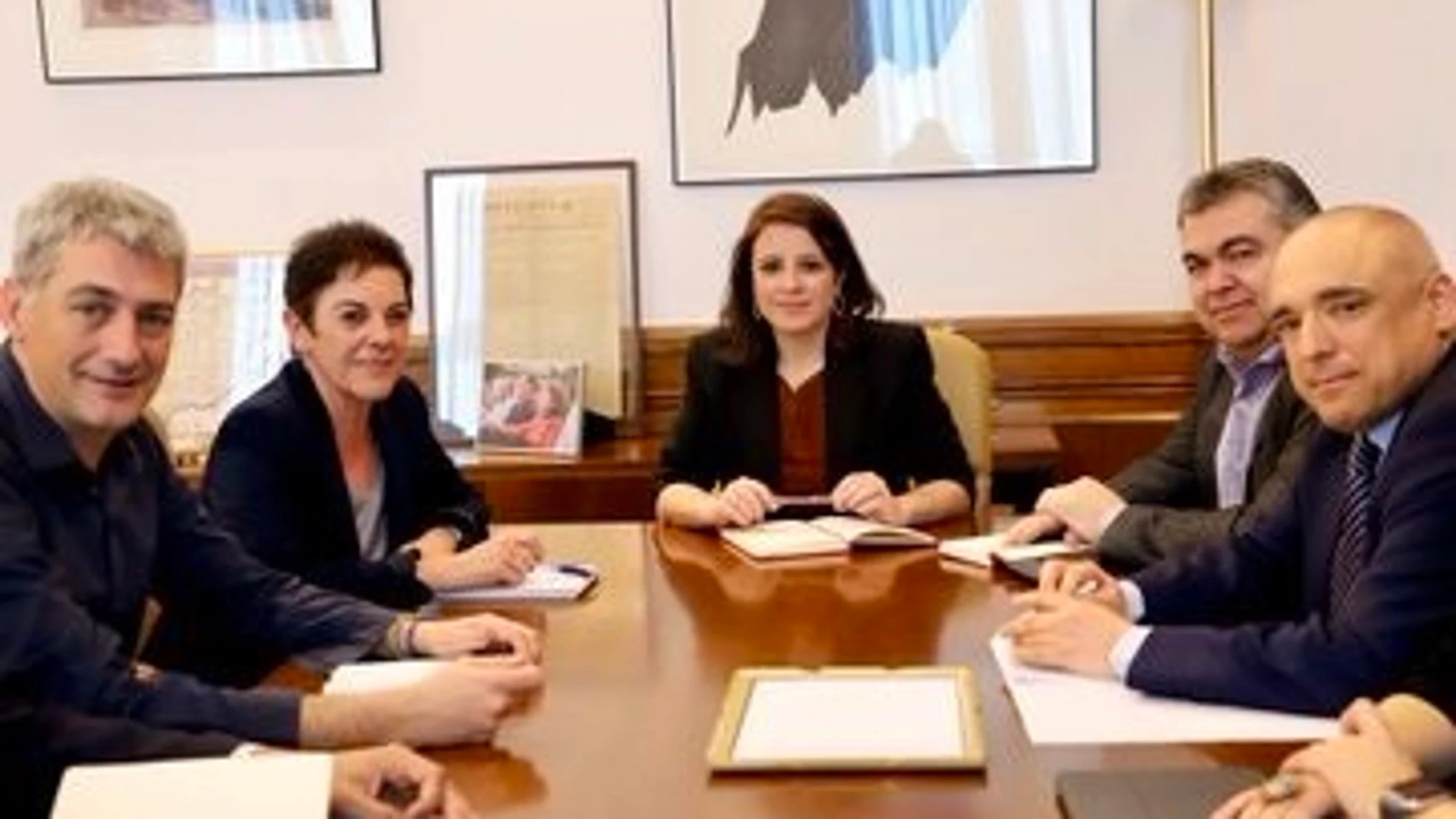 Economía.- El PSOE se reúne con Bildu para que apoye la senda de déficit y empezar a hablar de los Presupuestos