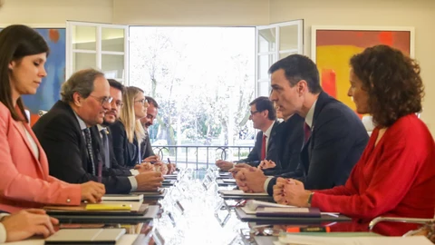 Primera reunión de la mesa de diálogo encabezada por el presidente del Gobierno, Pedro Sánchez (2d); y el president de la Generalitat, Quim Torra (2i), un acuerdo al que llegaron PSOE y ERC para que los segundos facilitaran con su abstención la investidura de Sánchez, en el Palacio de la Moncloa