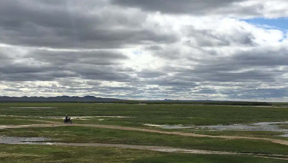 También puede cruzarse el mundo en una moto de 125cc. En la imagen, un descerebrado por las llanuras de Mongolia.