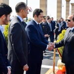 El presidente egipcio, Abdel Fattah al Sisi, ofrece sus condolencias a los hijos de Mubarak hoy en los funerales