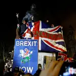 Un grupo de &quot;brexiters&quot; celebran junto a la estatua de Winston Churchill la salida de Reino Unido de la UE en una foto de archivo