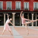 Dos artistas del espectáculo danzan en la Plaza Mayor de Valladolid