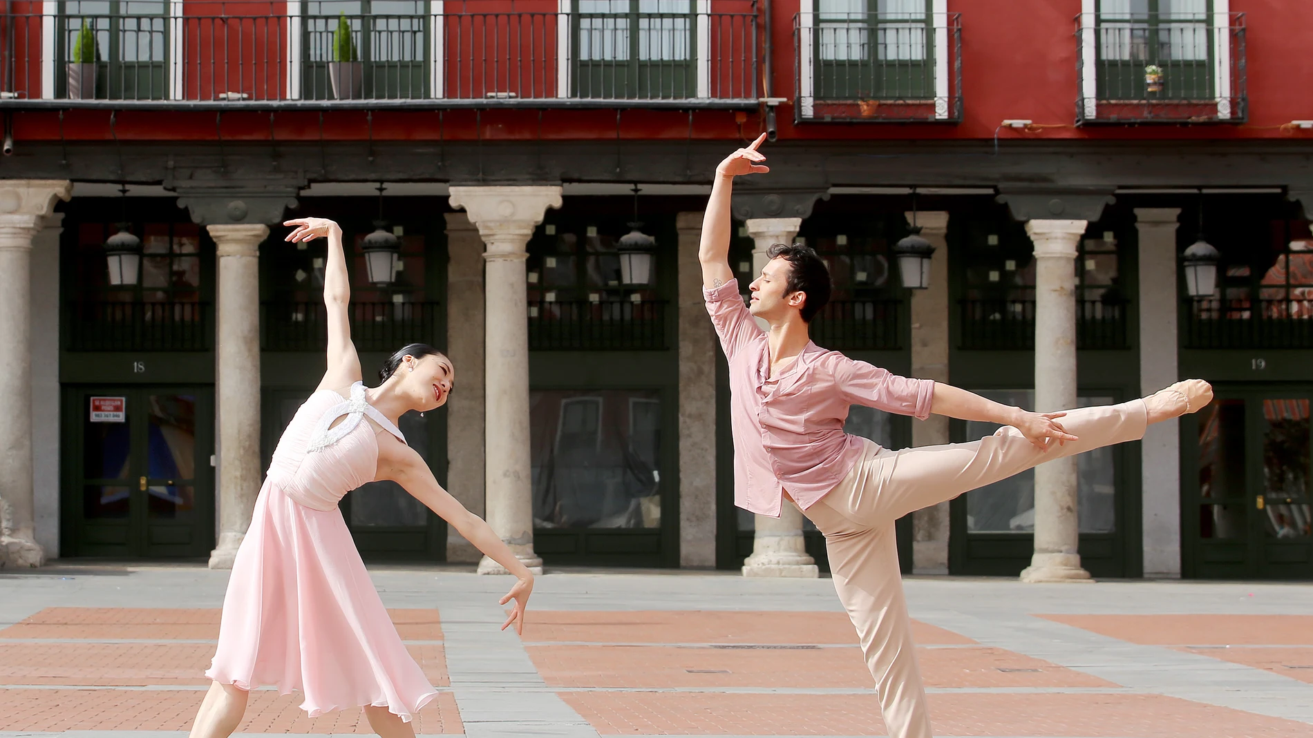 Dos artistas del espectáculo danzan en la Plaza Mayor de Valladolid