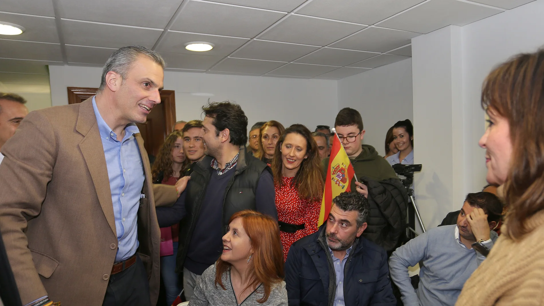 Ortega Smith saluda a varios simpatizantes al inaugurar la nueva sede de Vox en Palencia