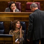La ministra de Hacienda, María Jesús Monteroconversa con Joan Baldoví durante el pleno celebrado este miércoles en el Congreso