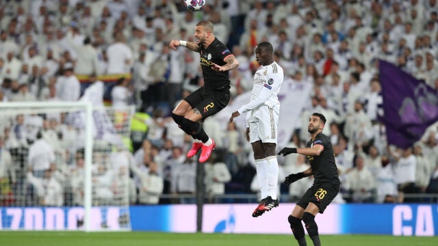 Kyle Walker golpea de cabeza el balón en la ida de octavos de la Champions que el Manchester City jugó en el Bernabéu