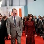Los reyes Felipe y Letizia acompañados por la directora de ARCOMadrid, Maribel López (d), y el ministro de Cultura, José Manuel Rodríguez Uribes (i), durante la inauguración oficial de ARCO 2020 este jueves en Ifema, en Madrid.