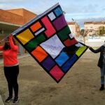Banderas e himnos por la inclusión de las personas con discapacidad. En la imagen, dos alumnos portan una enseña que han elaborado