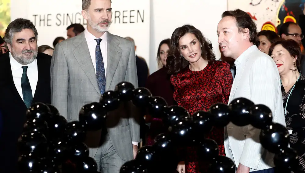 GRAF7675. MADRID, 27/02/2020.- El rey Felipe VI (2i), la reina Letizia (c), el ministro de Deportes y Cultura, José Manuel Rodríguez Uribes (i) y la directora de ARCO, Maribel López (d) durante la inauguración oficial de ARCO 2020 este jueves en Ifema en Madrid. EFE/ Mariscal