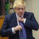 El primer ministro británico, Boris Johnson, visita hoy un centro de vagabundos en Londres/AP