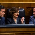 La vicepresidenta Carmen Calvo junto a Pedro Sánchez y Pablo Iglesias en el Congreso antes del estado de alarma