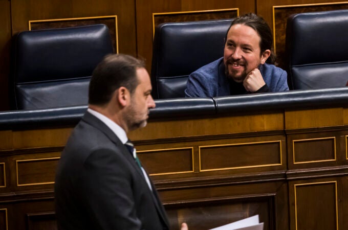 El vicepresidente segundo, Pablo Iglesias, y el ministro de Transportes, José Luis Ábalos, durante un pleno en el Congreso de los Diputados