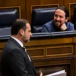 El vicepresidente segundo, Pablo Iglesias, y el ministro de Transportes, José Luis Ábalos, durante un pleno en el Congreso de los Diputados