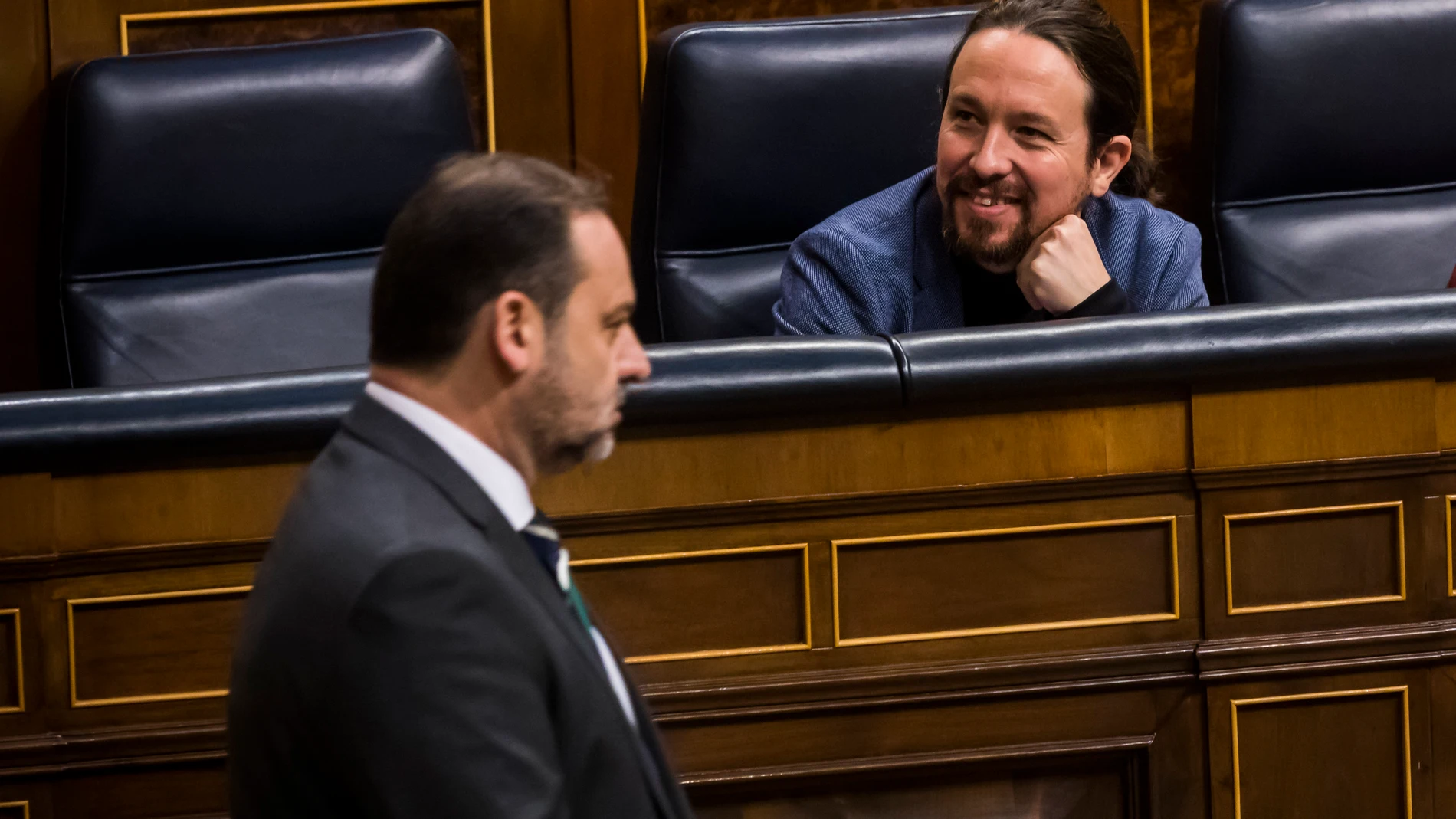 El vicepresidente segundo, Pablo Iglesias, y el ministro de Transportes, José Luis Ábalos, durante un pleno en el Congreso de los Diputados