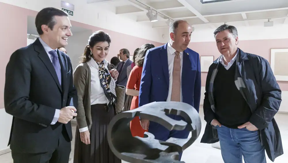 Miguel Ángel de Vicente conversa junto a Francisco Vázquez en presencia de Raúl Fernández y Marta Sanz