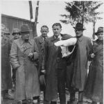 Wernher von Braun (con el brazo escayolado) antes de viajar a EE UU