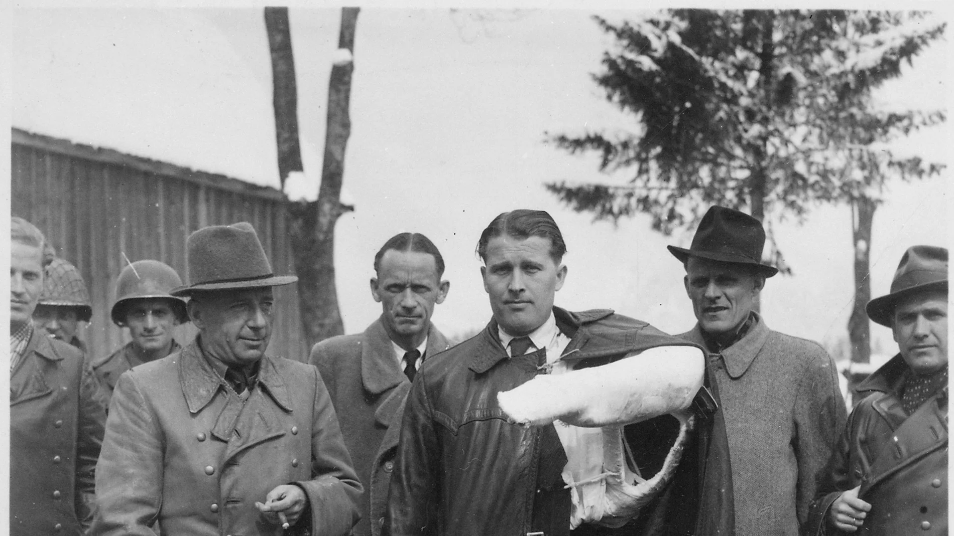 Wernher von Braun (con el brazo escayolado) antes de viajar a EE UU