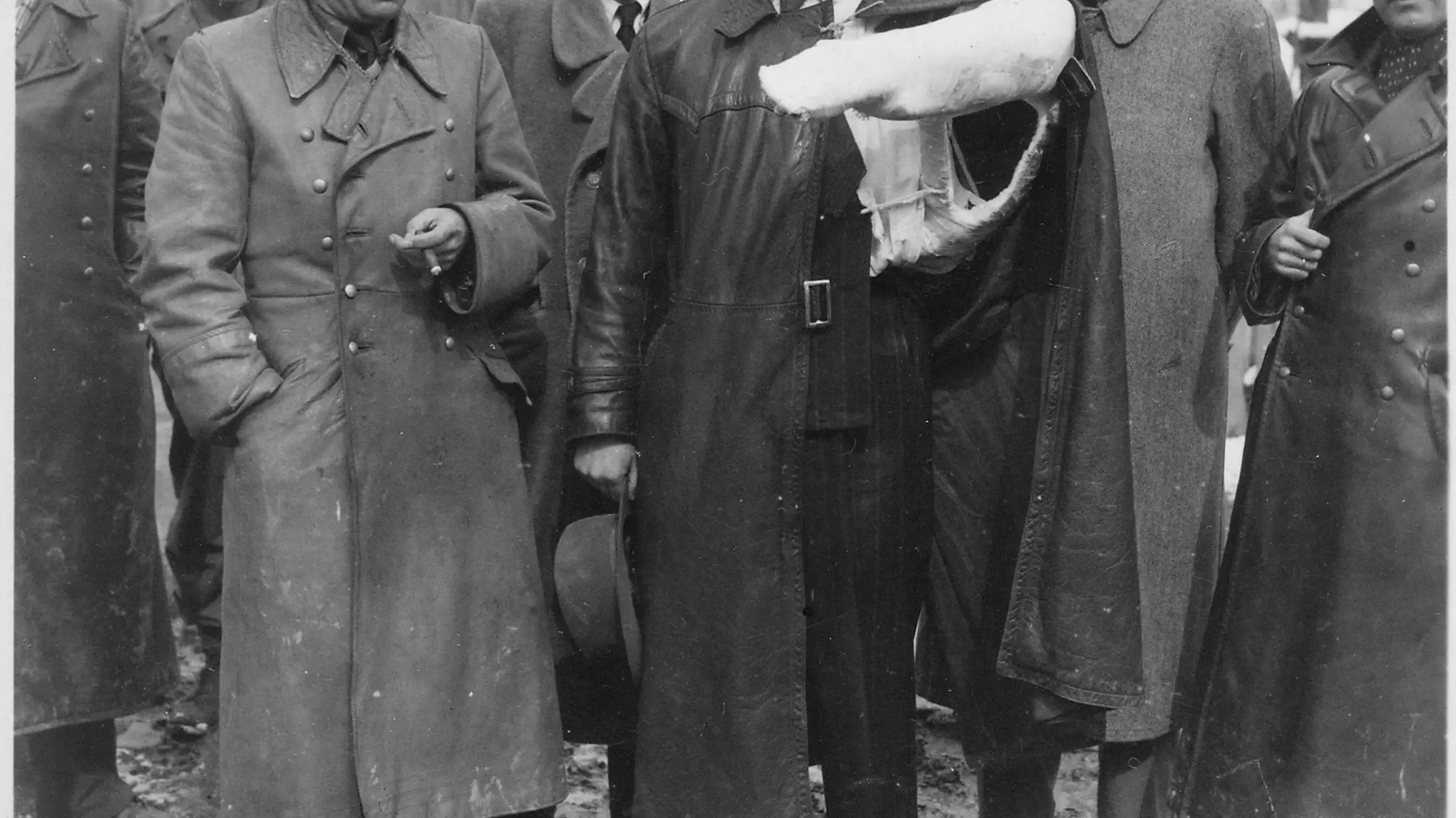 Wernher von Braun (con el brazo escayolado) antes de viajar a EE UU
