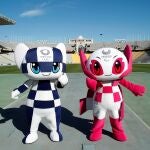 La mascota de los Juegos Olímpicos de Tokio 2020, Miraitowa, y la mascota de los Juegos Paralímpicos, Someity, en su visita a Barcelona