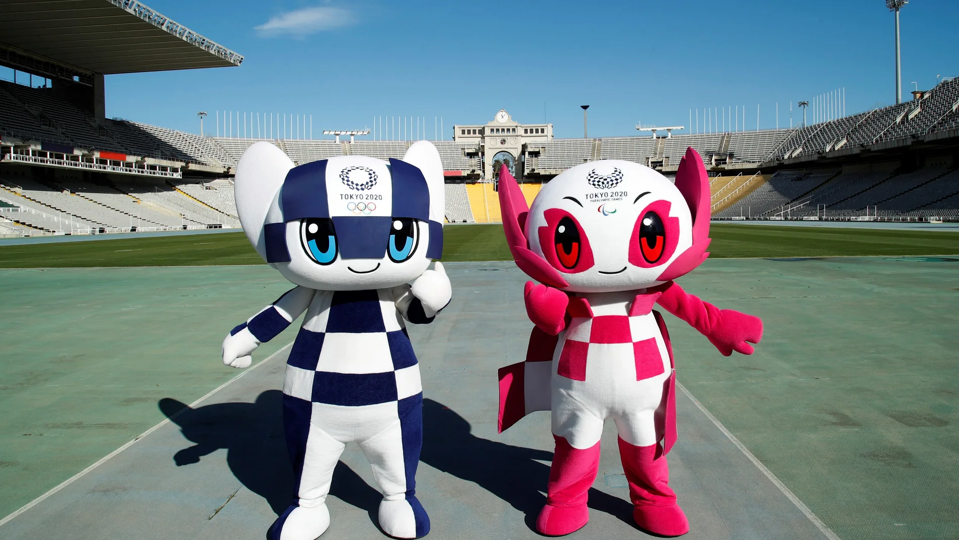 La mascota de los Juegos Olímpicos de Tokio 2020, Miraitowa, y la mascota de los Juegos Paralímpicos, Someity, en su visita a Barcelona