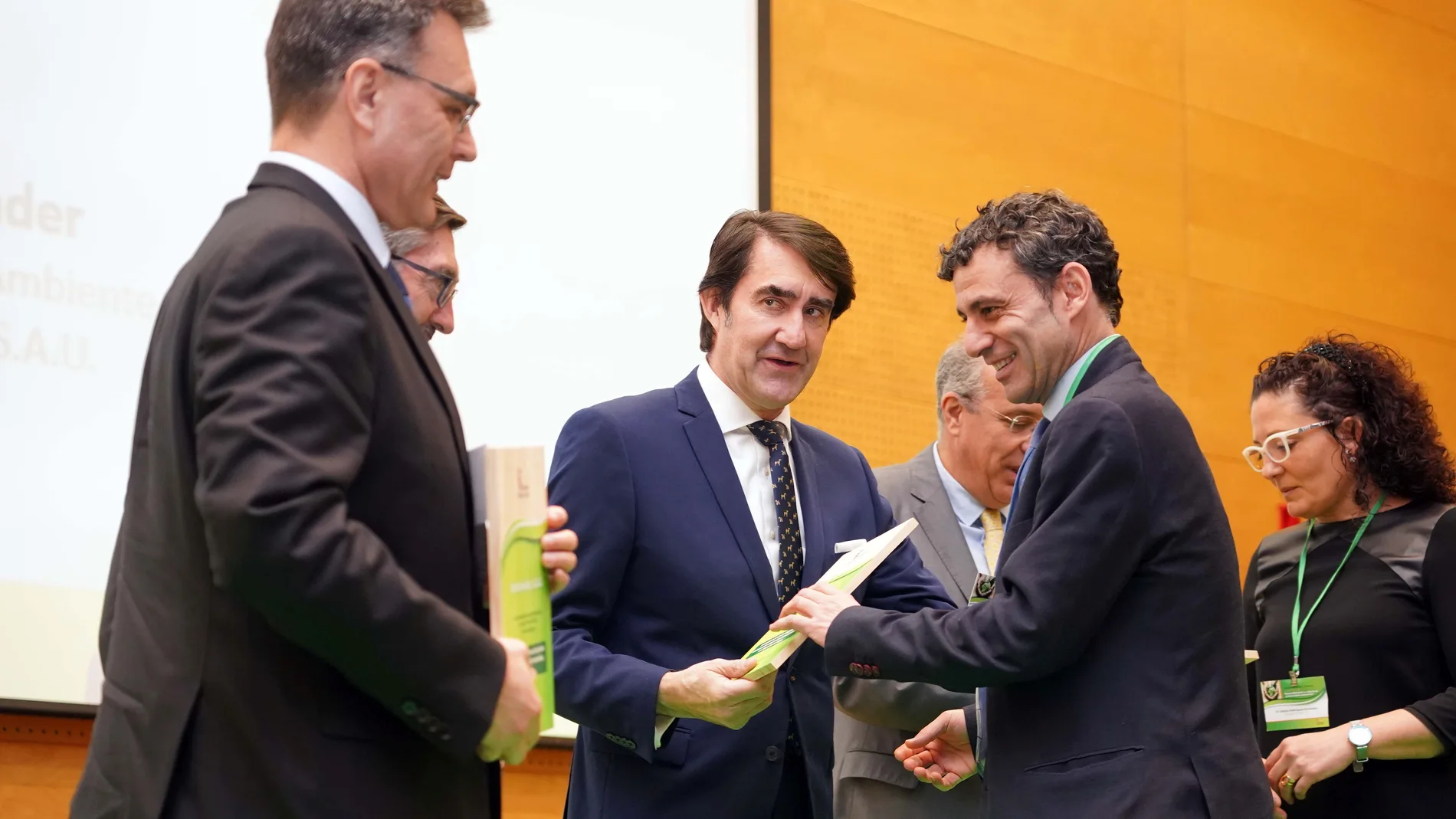 El consejero de Fomento y Medio Ambiente, Juan Carlos Suárez-Quiñones, entrega las distinciones a las compañías