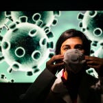 Una enfermera posa con instrumental usado para tratar con pacientes infectados con virus como el Coronavirus