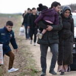 Varias familias caminan junto a la frontera griega a la espera de poder pasar a suelo europeo
