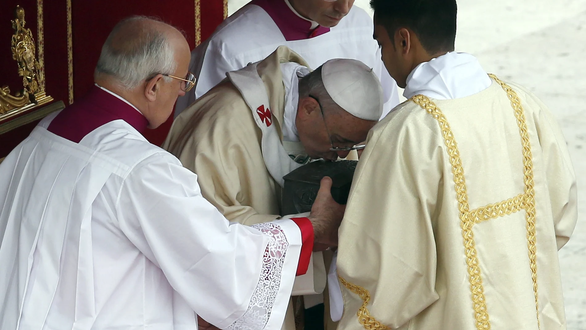 El Papa Francisco besando las reliquias del apostol Pedro en noviembre de 2013
