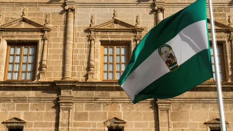 La bandera de Andalucía izada delante del Parlamento andaluz