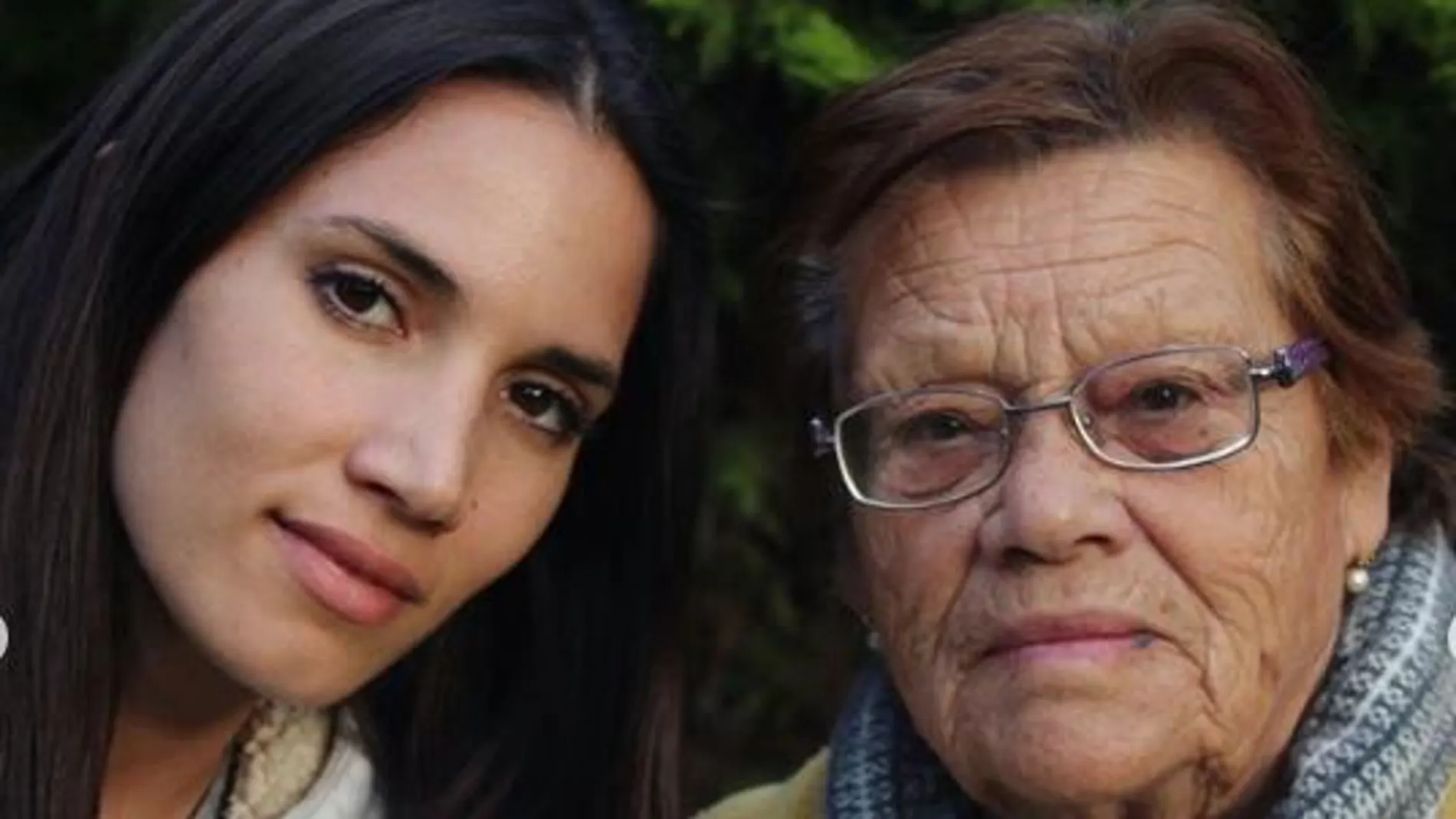 India Martínez y su abuela Cati