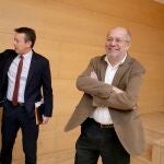 Igea, antes de comparecer en las Cortes, junto a los procuradores de Cs, David Castaño y Juan Pablo izquierdo