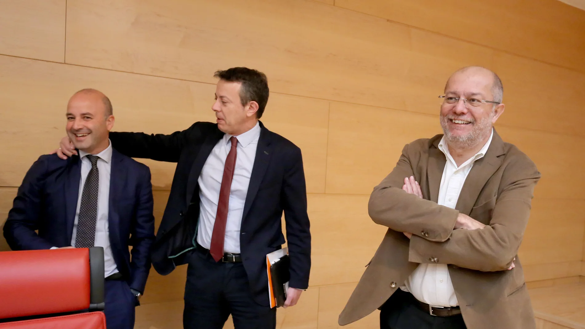 Igea, antes de comparecer en las Cortes, junto a los procuradores de Cs, David Castaño y Juan Pablo izquierdo