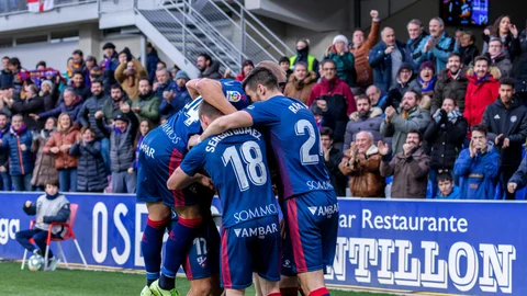 Los jugadores del Huesca celebran un gol.