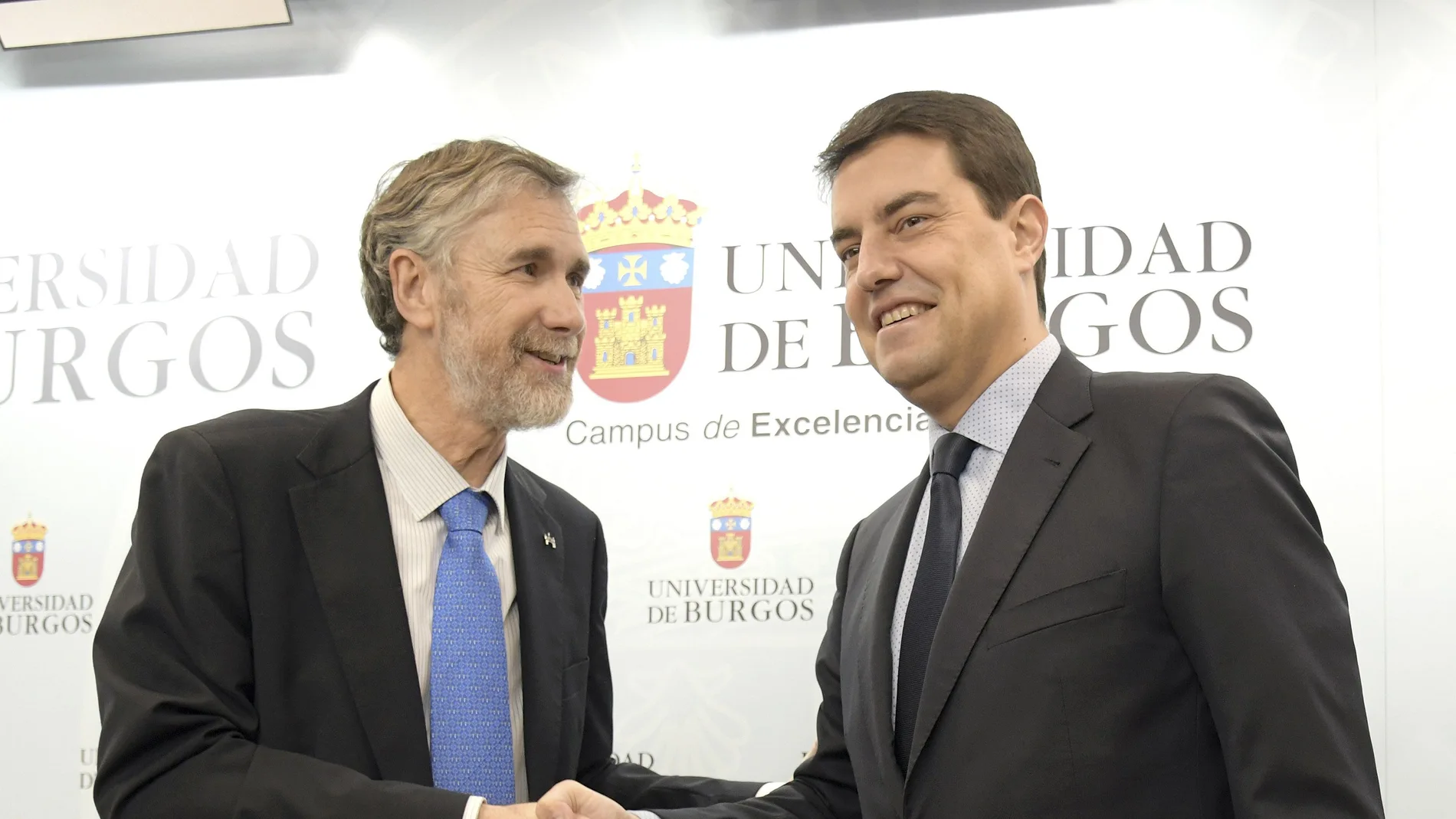 El consejero Ángel Ibáñez y el rector Manuel Pérez Mateos durante la firma del convenio