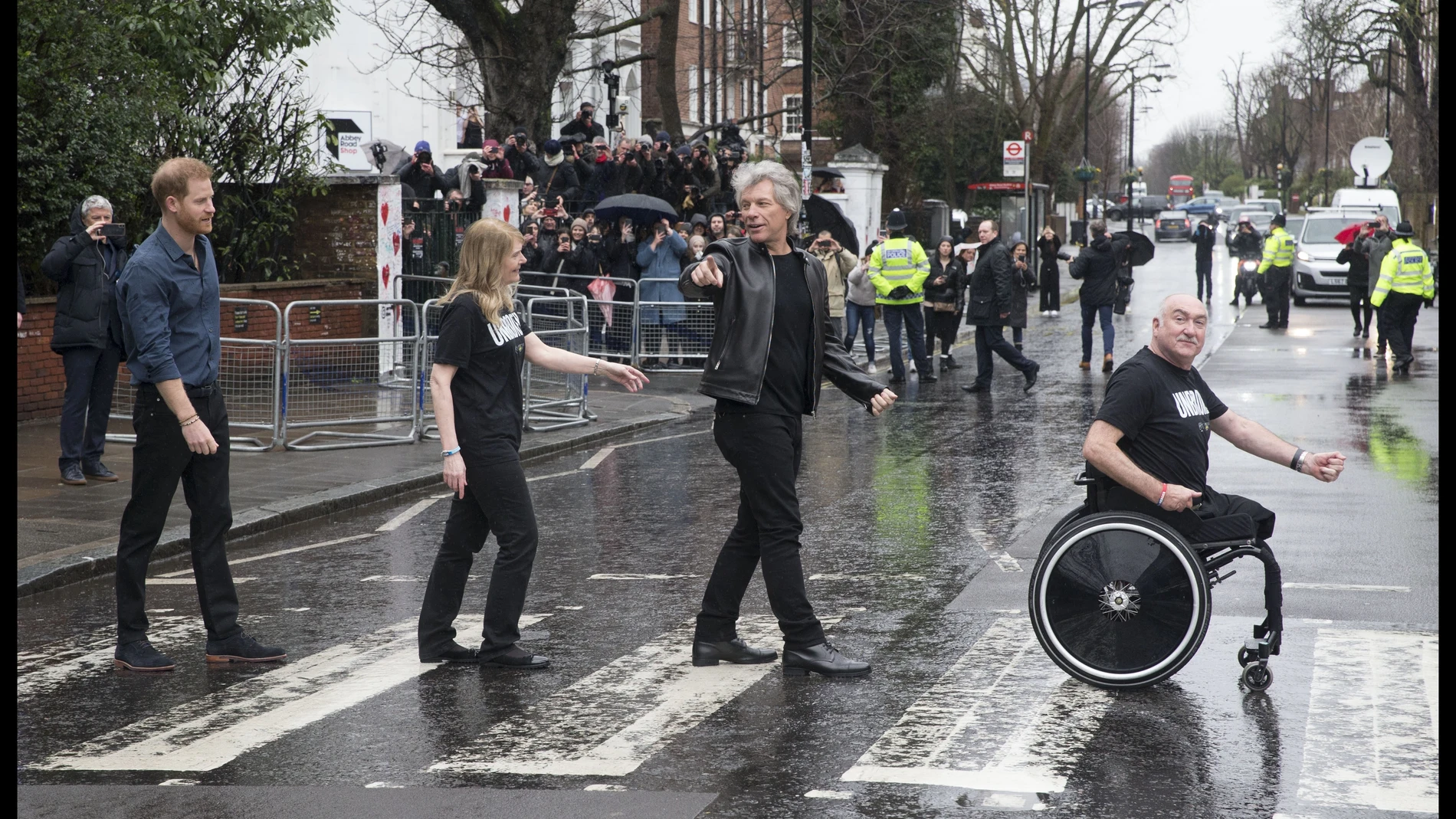 28/02/2020. London, United Kingdom: Prince Harry, The Duke of Sussex, along with Jon Bon Jovi and members of the Invictus Games Choir, re-create the iconic Beatles Abbey Road album cover photograph after recording a special single in aid of the Invictus Games Foundation at the Abbey Road Studios in London. (Stephen Lock / i-Images / Contacto)28/02/2020 ONLY FOR USE IN SPAIN