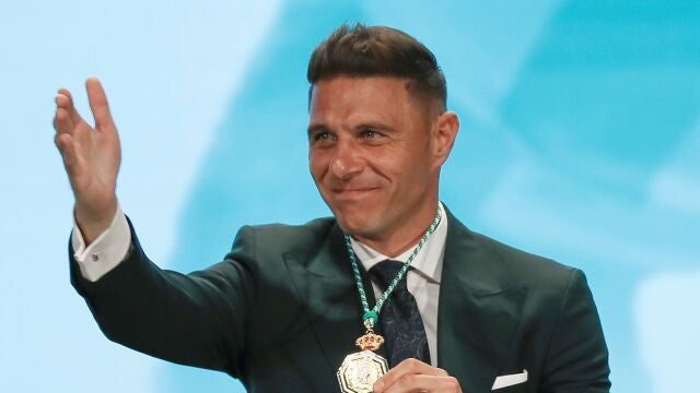 El futbolista del Real Betis Joaquín Sánchez recibe la Medalla Andalucía del Deporte, durante el acto de entrega de los títulos de Hijos Predilectos de Andalucía y de las Medallas de Andalucía con motivo del día de la comunidad autónoma, y que este año coincide con el 40 aniversario de la autonomía andaluza EFE/ José Manuel Vidal