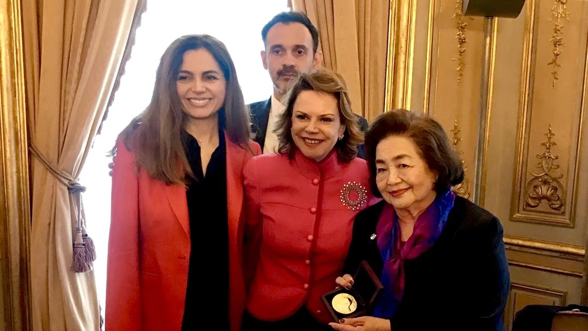 La embajadora de Costa Rica, Ana Helena Chacon, y los Premios Nobel de La Paz, Carlos Umaña y Setsuko Thurlow.