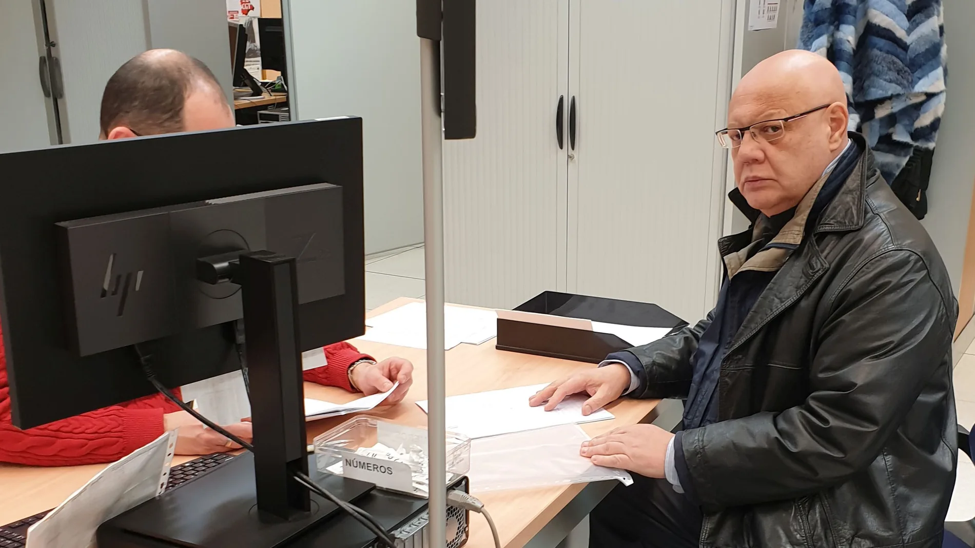 El presidente del sector de Sanidad de CSIF en Castilla y León, Juán-Carlos Gutiérrez-Rodilla, presenta en el registro de la Consejería de Sanidad de Valladolid, las firmas de los empleados del Sacyl que exigen compensaciones por las acumulaciones, recogidas en los centros de salud de la provincia de Burgos